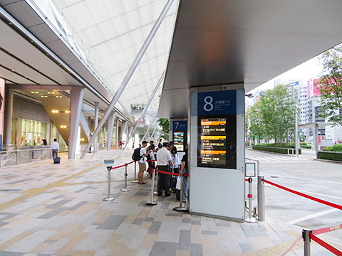 東京駅八重洲南口　JRハイウェイバスターミナル8番乗り場の様子です。